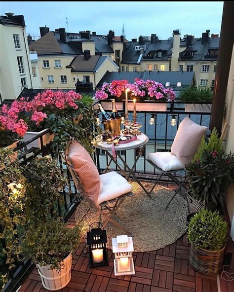 How To Create A Seasonal Theme For Your Balcony