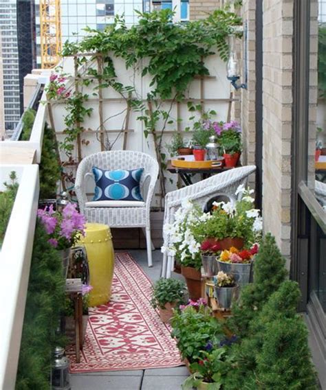 How To Incorporate Seasonal Decorations In Your Balcony Garden